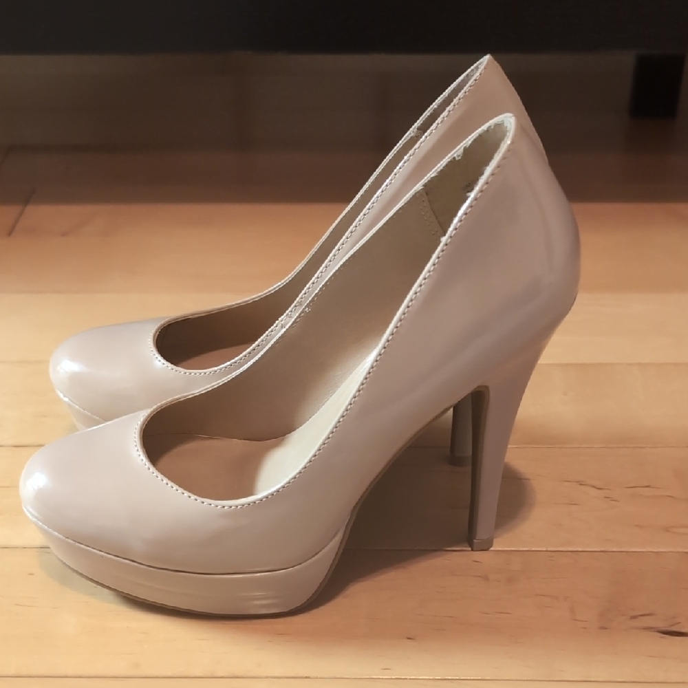 Women's Nude Heels - Picture 2 of 7